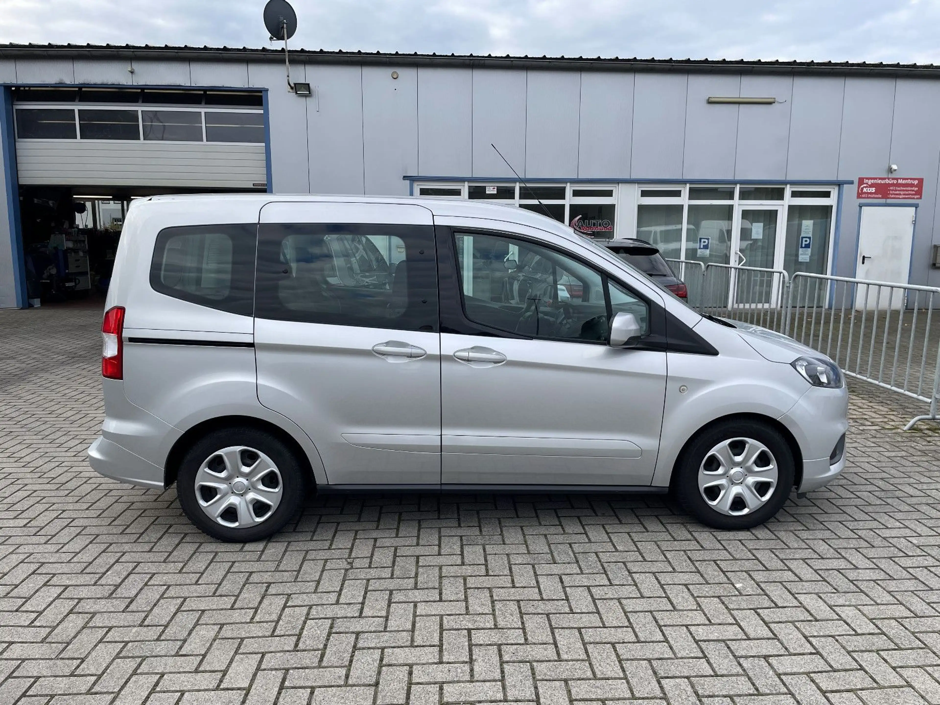 Ford Tourneo Courier Trend — photo 4