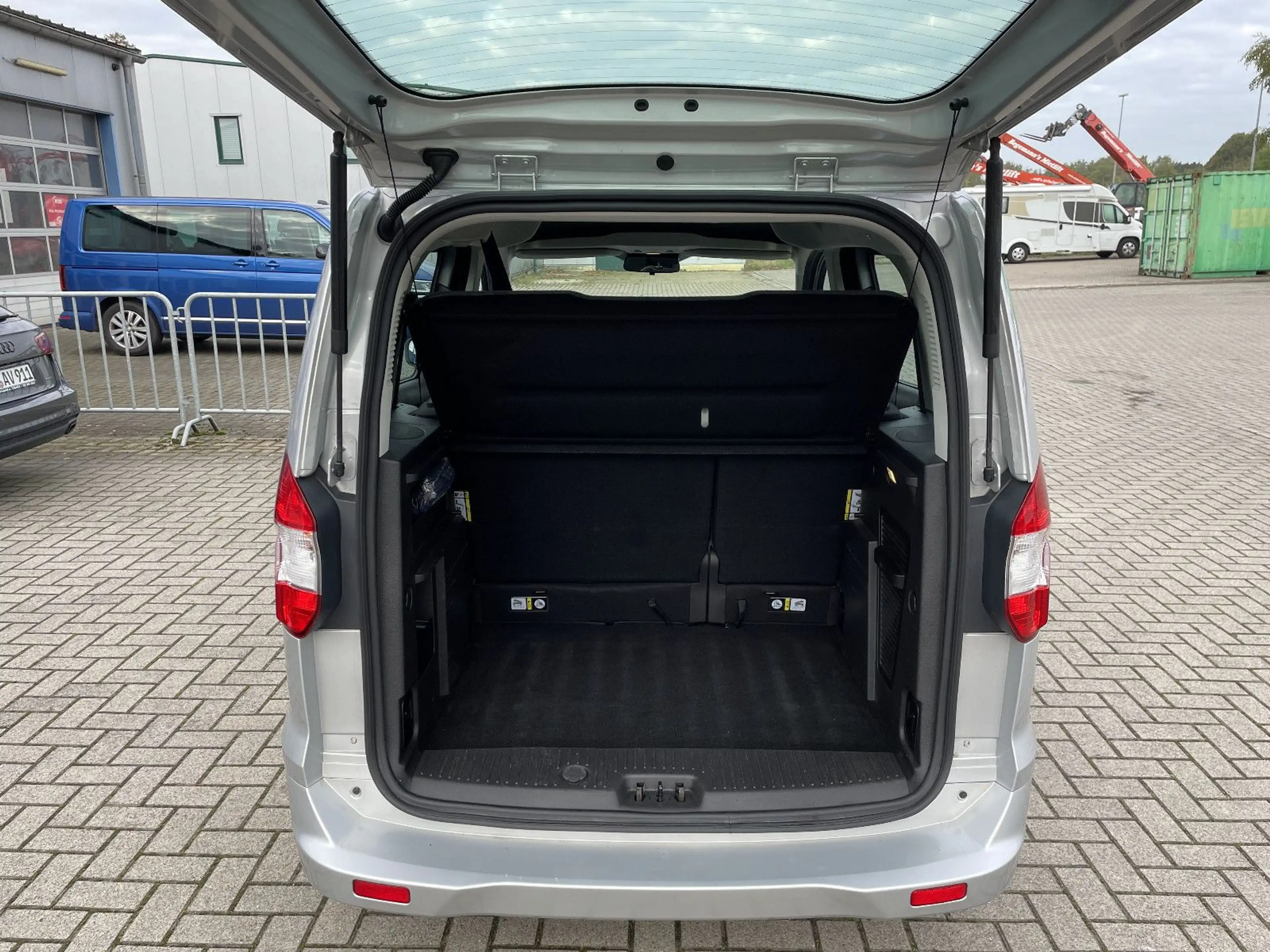 Ford Tourneo Courier Trend — photo 7