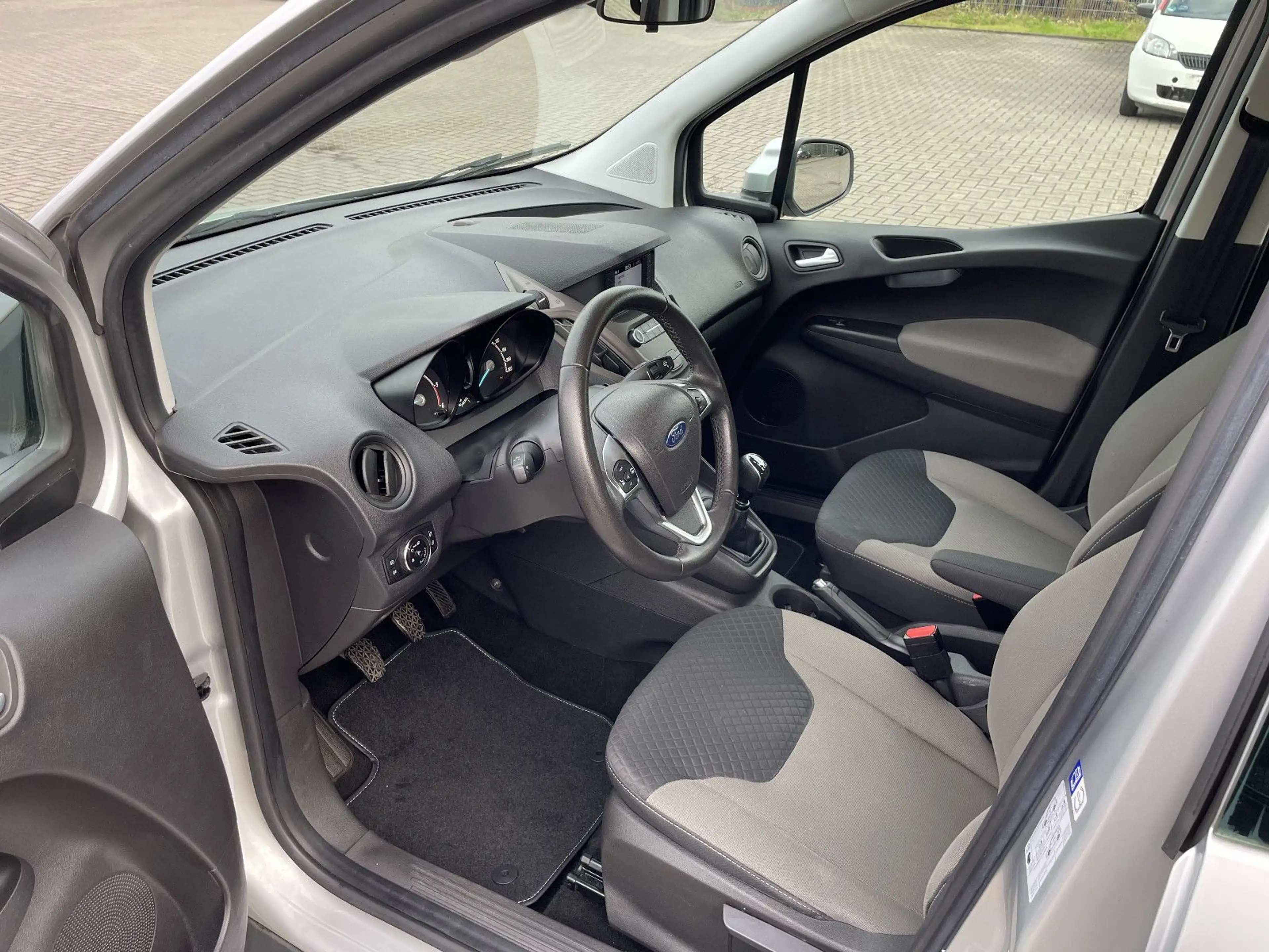 Ford Tourneo Courier Trend — photo 8