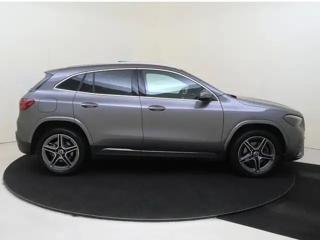 Mercedes-Benz GLA view 9