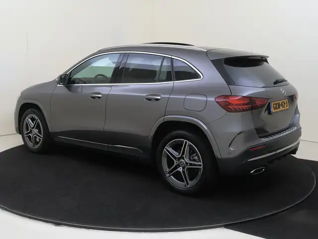 Mercedes-Benz GLA view 3