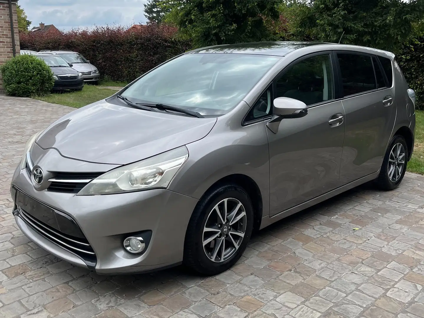 Toyota Verso Verso 1.6 D-4D Skyview 5pl. Grijs - 1