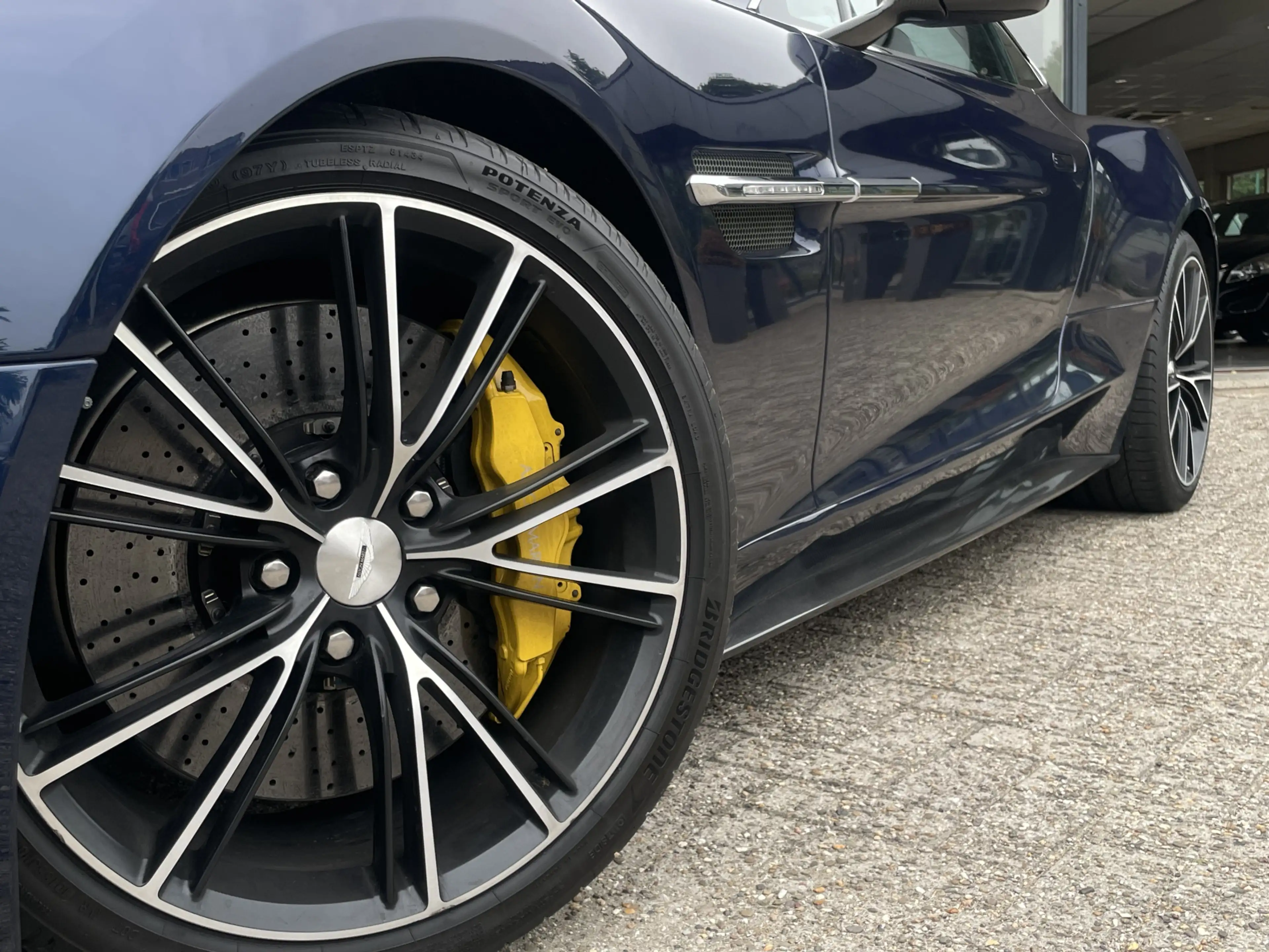 Aston Martin Vanquish 6.0 V12 Touchtronic Originele Zwitser | B&O audio — photo 13