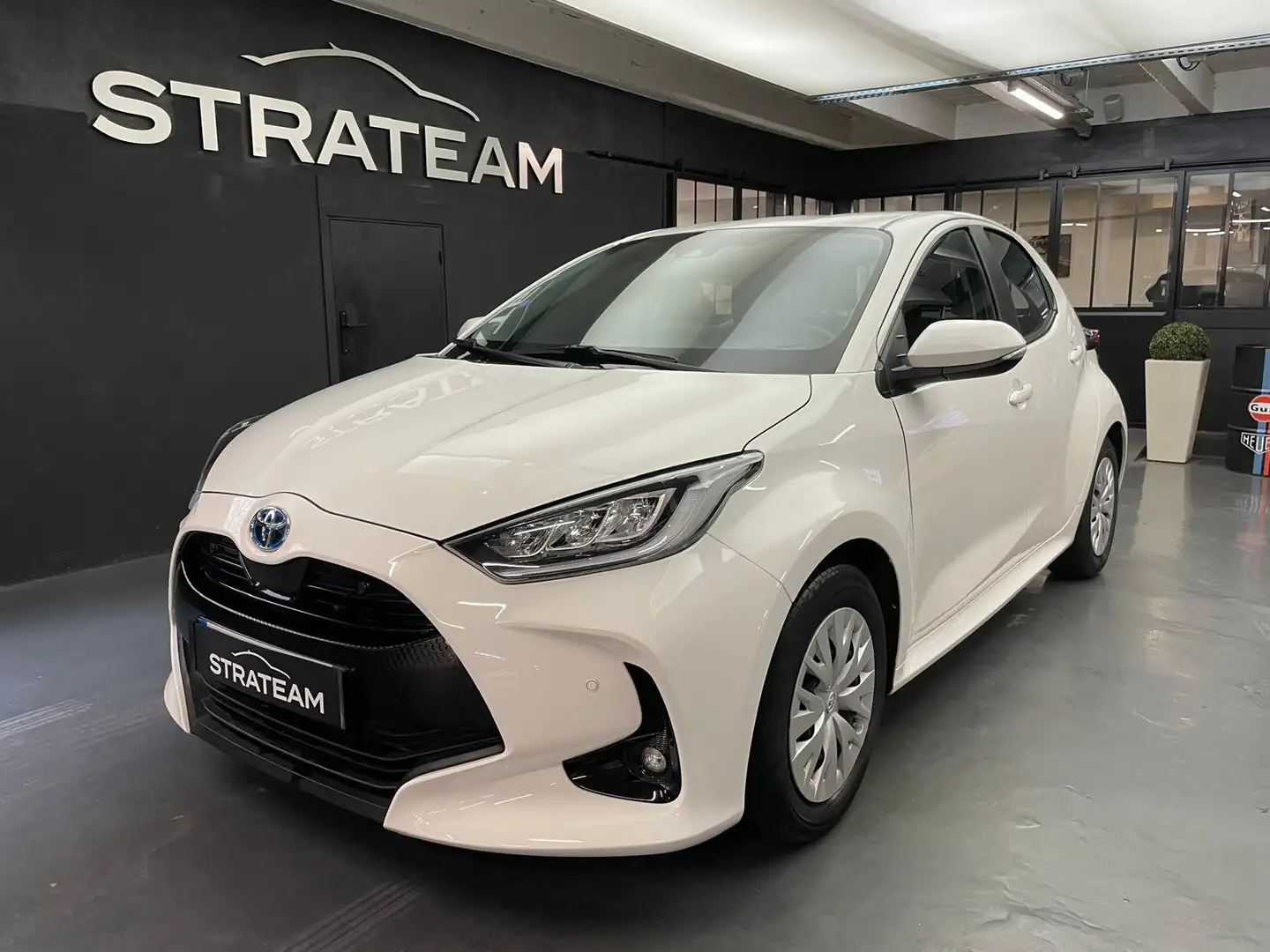 Toyota Yaris Hybrid Dynamic Business Multidrive ECVT Blanc - 1
