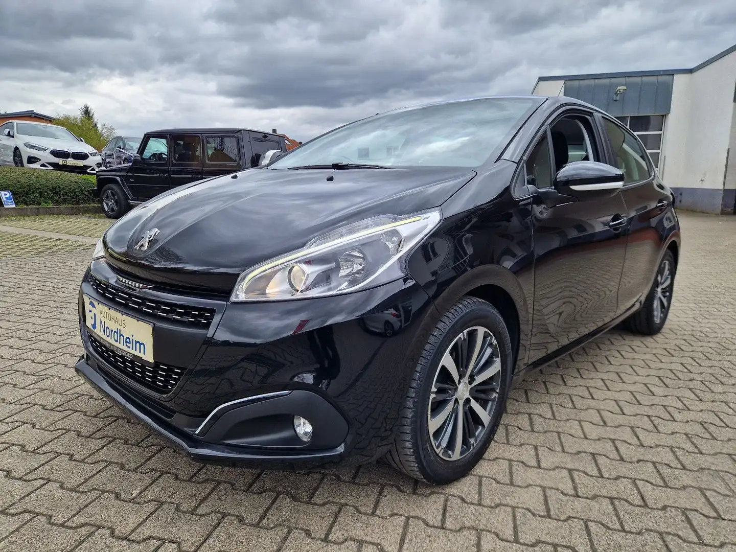 Peugeot 208 Active Klima/Panorama/Kamera Schwarz - 1