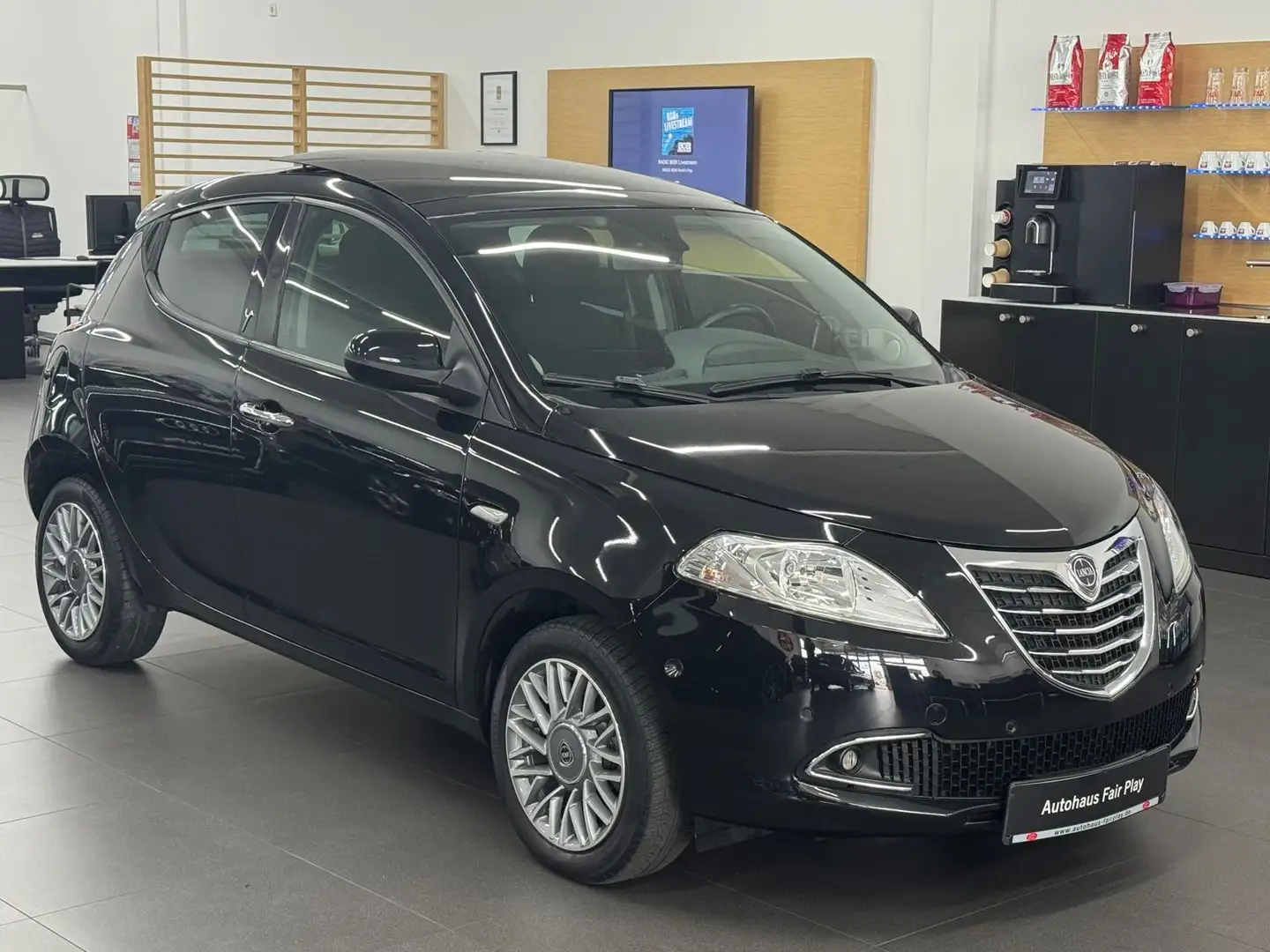 Lancia Ypsilon Aut. Gold "EXCLUSIV-EINMALIG-NEUWERTIG!" Schwarz - 2