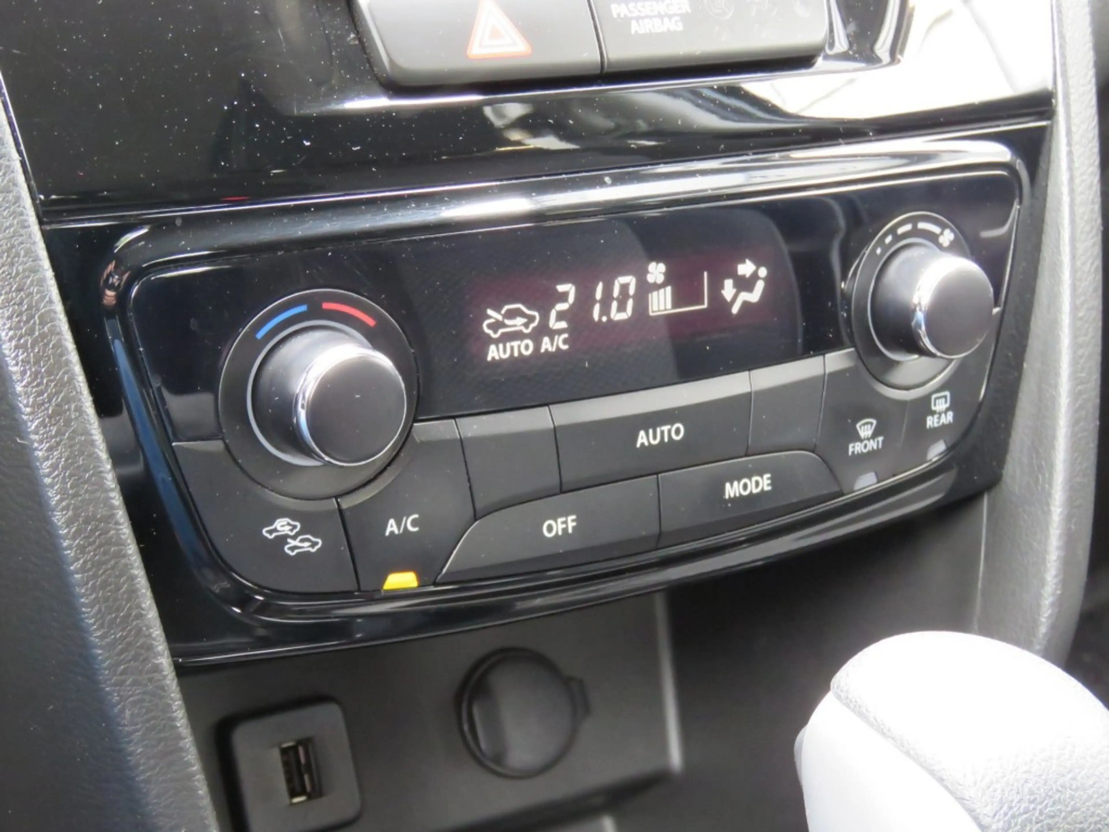 Suzuki Vitara 1.0 Boosterjet SELECT / Camera / Trekhaak / Navi / — photo 34