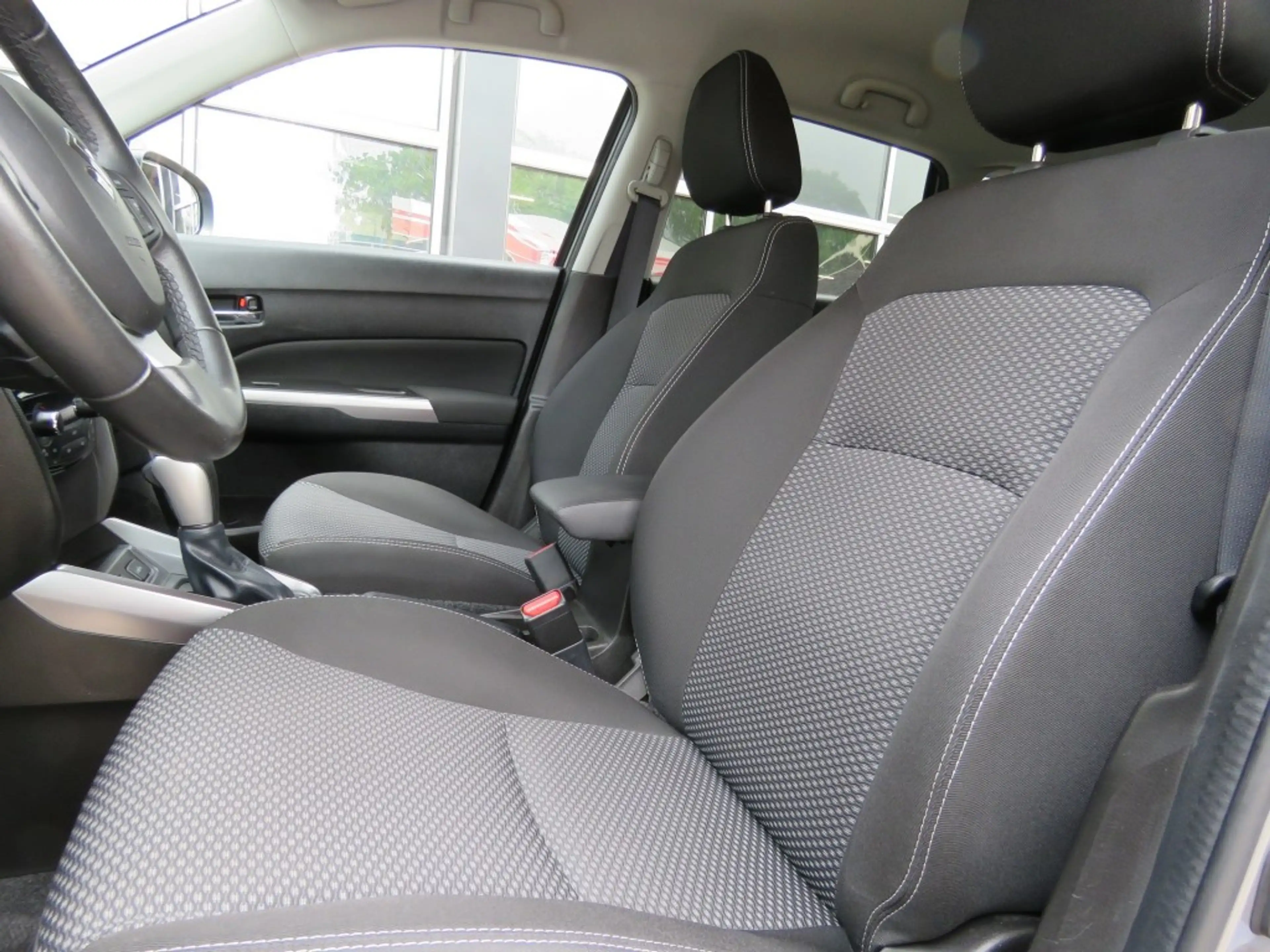 Suzuki Vitara 1.0 Boosterjet SELECT / Camera / Trekhaak / Navi / — photo 28