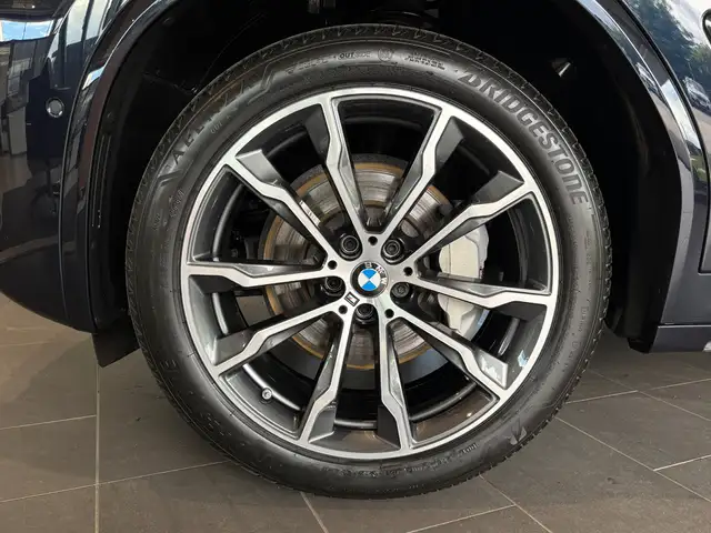 BMW X4 view 11