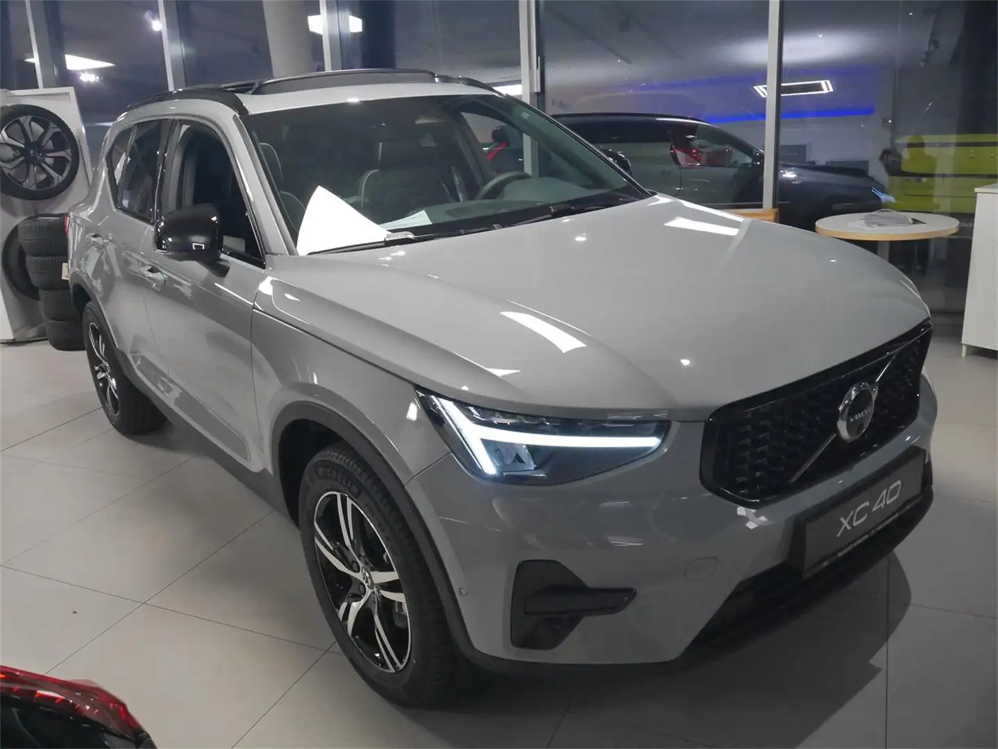 Volvo XC40 B3 Plus Dark Grau - 1