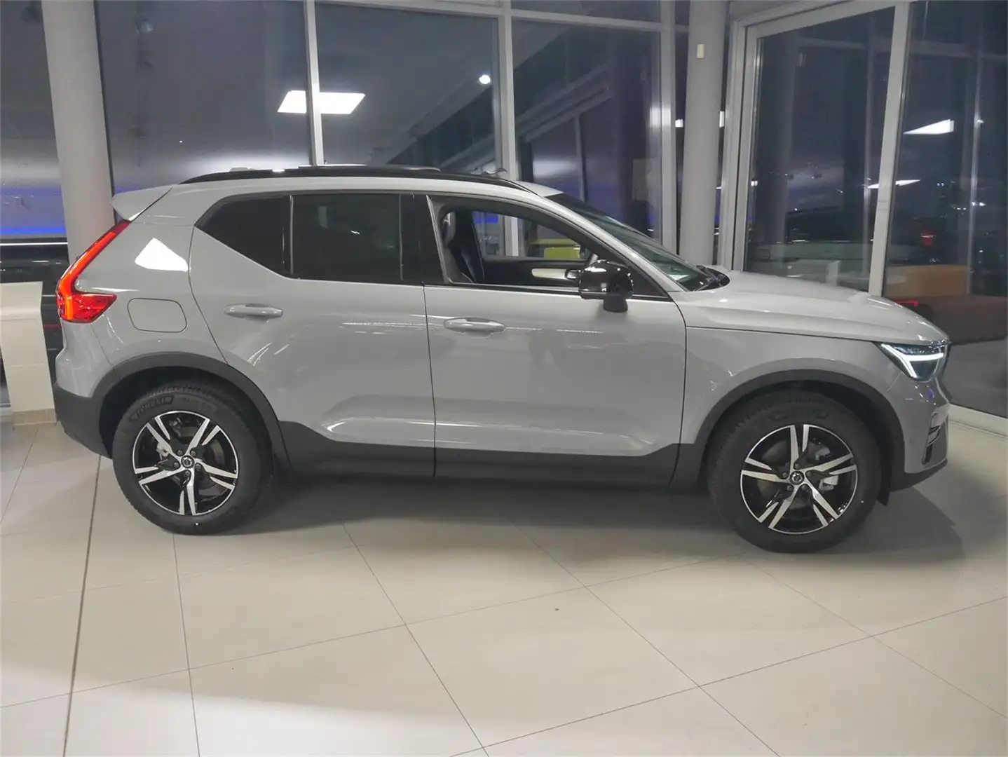 Volvo XC40 B3 Plus Dark Grau - 2