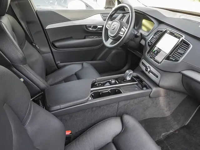 Volvo XC90 view 8