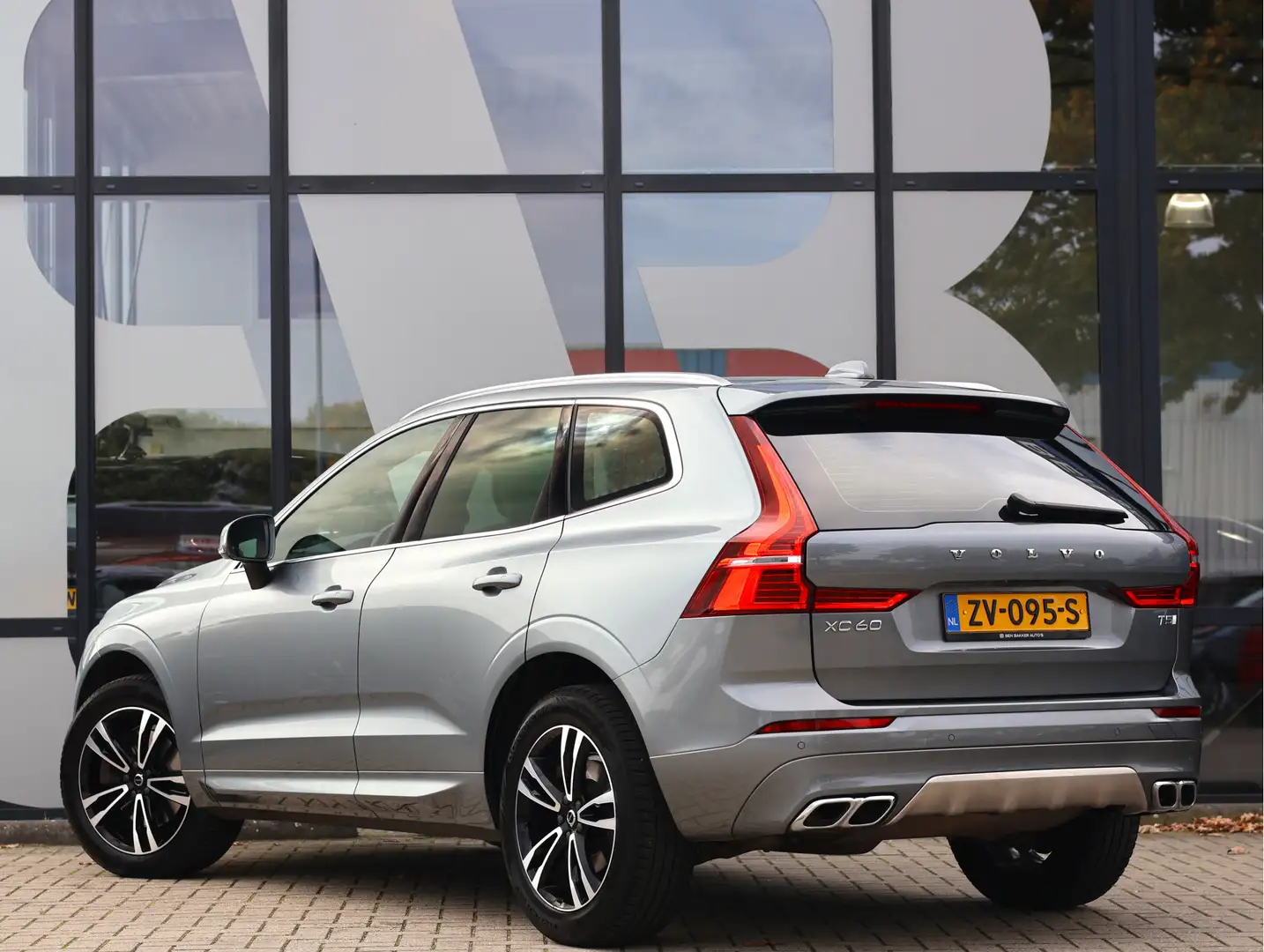 Volvo XC60 2.0 T5 Momentum Polestar Engineered | ACC | Cam | Gris - 2