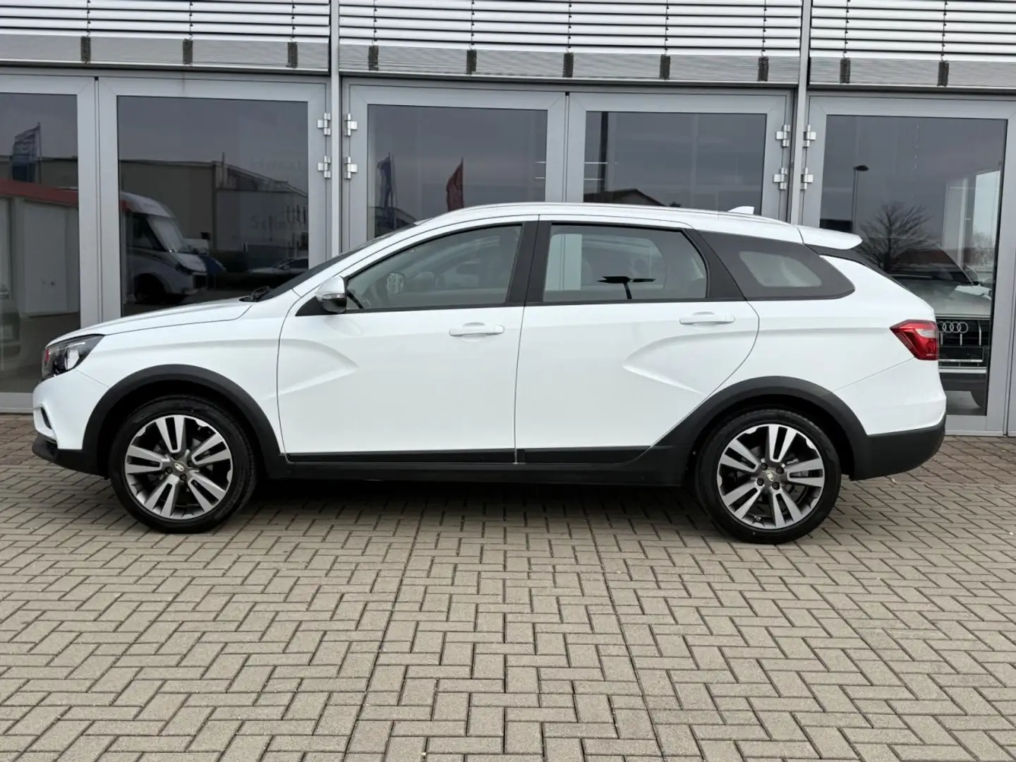 Lada Vesta SW Cross 1.6 5-Gang GRA, SHZ, EPH, KL-AUT. Klima Weiß - 2