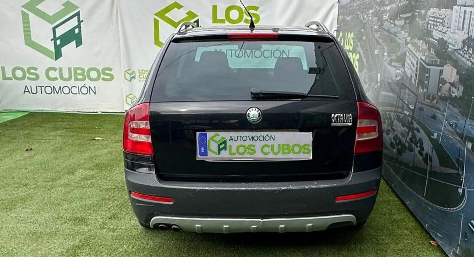 Skoda 120 2.0 TDI 4x4 Schwarz - 2