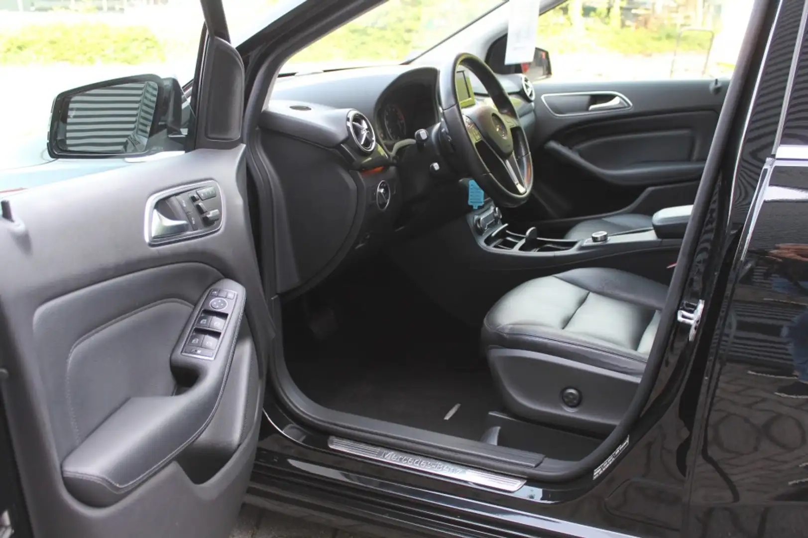 Mercedes-Benz B 180 B180 Ambition Uitv. NAVIGATIE - AUTOMAAT Zwart - 2