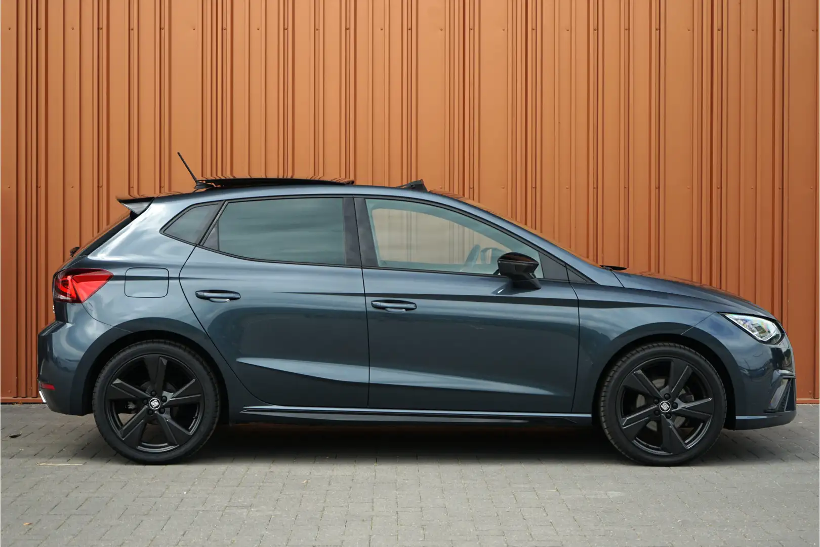 SEAT Ibiza 1.0 TSI FR BLACK EDITION DSG 110PK Panodak Alcanta Grijs - 2