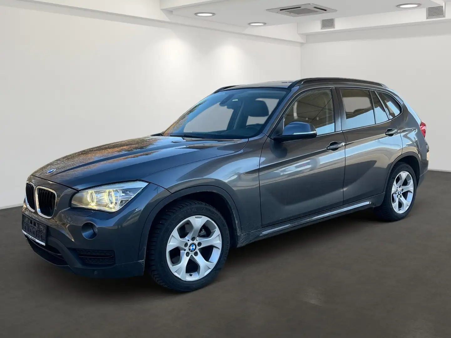 BMW X1 18 d xDrive Grau - 1