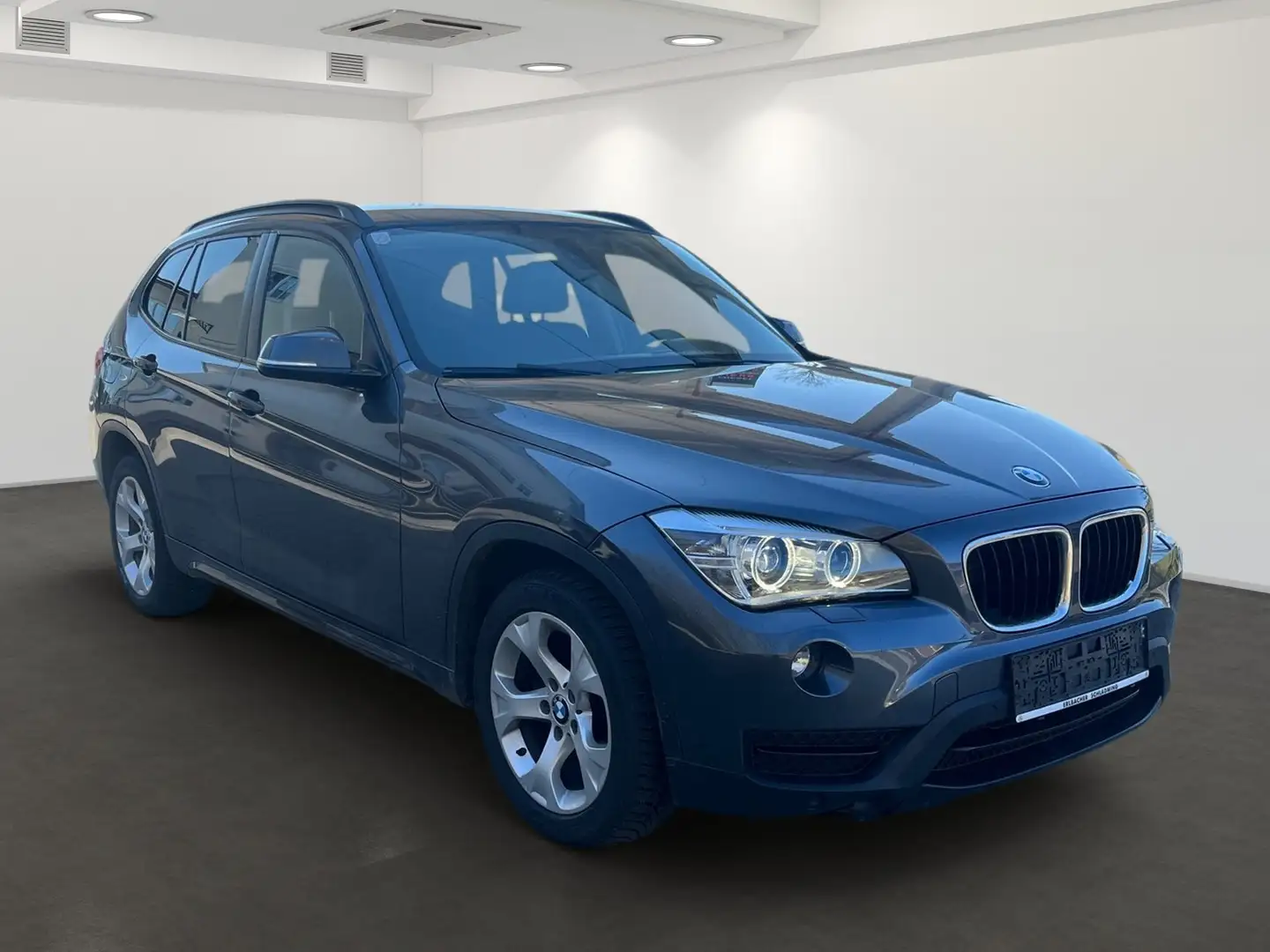BMW X1 18 d xDrive Grau - 2
