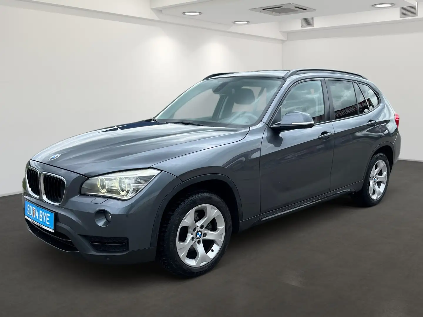 BMW X1 18 d xDrive Grau - 1