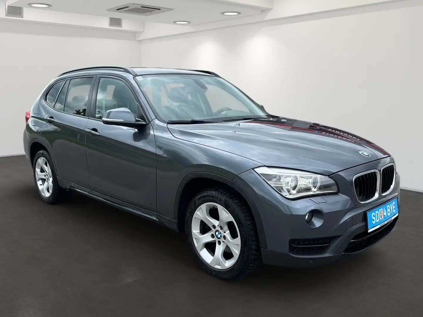 BMW X1 18 d xDrive Grau - 2