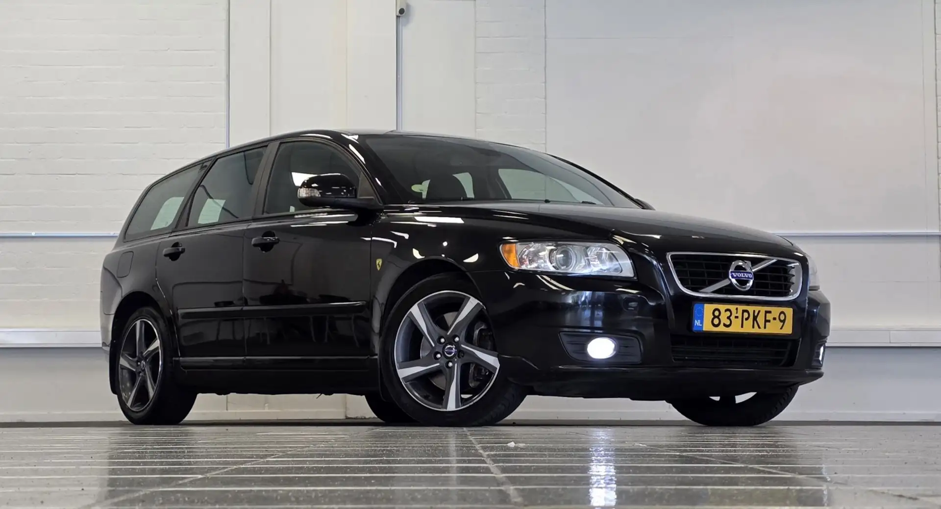 Volvo V50 2.0 D3 Momentum Automaat Trekhaak Rijdt en schakel Schwarz - 2