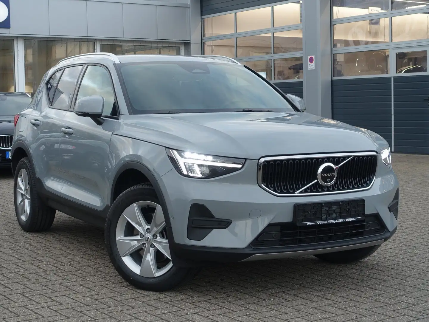 Volvo XC40 Core B3 Mild-Hybrid 360°KAM/ACC/PILOT/BLIS Grau - 2