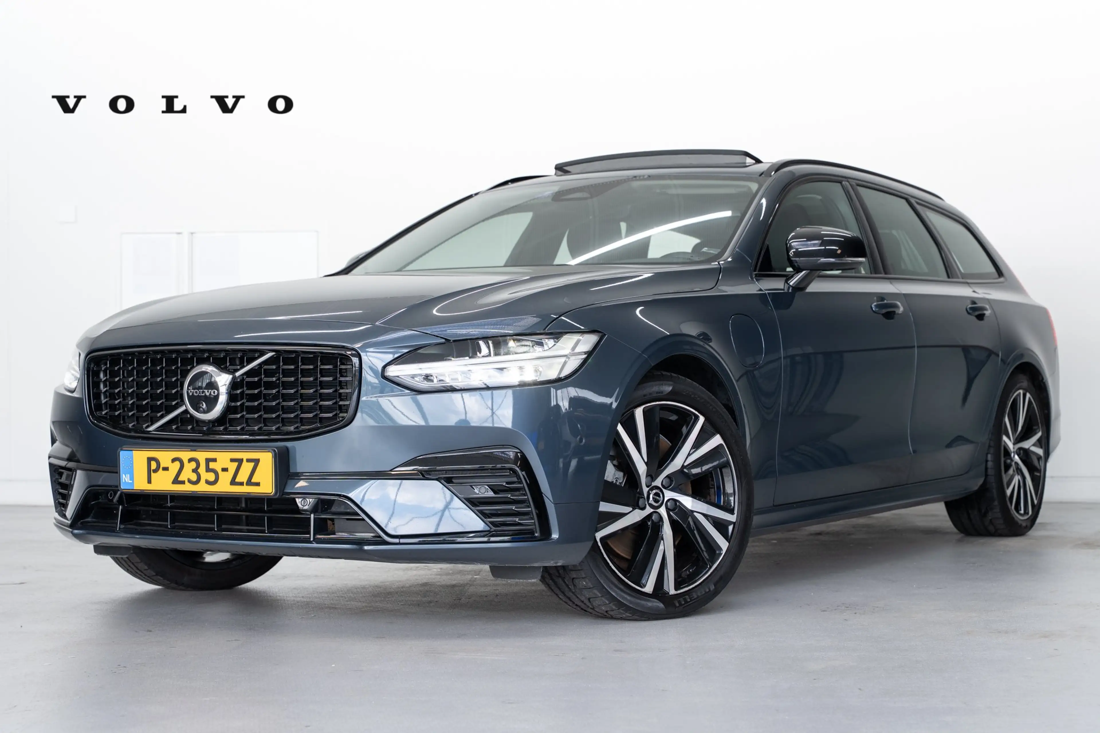 Volvo V90 T6 350PK AWD Plus Dark | 360° | Panoramadak | 19"