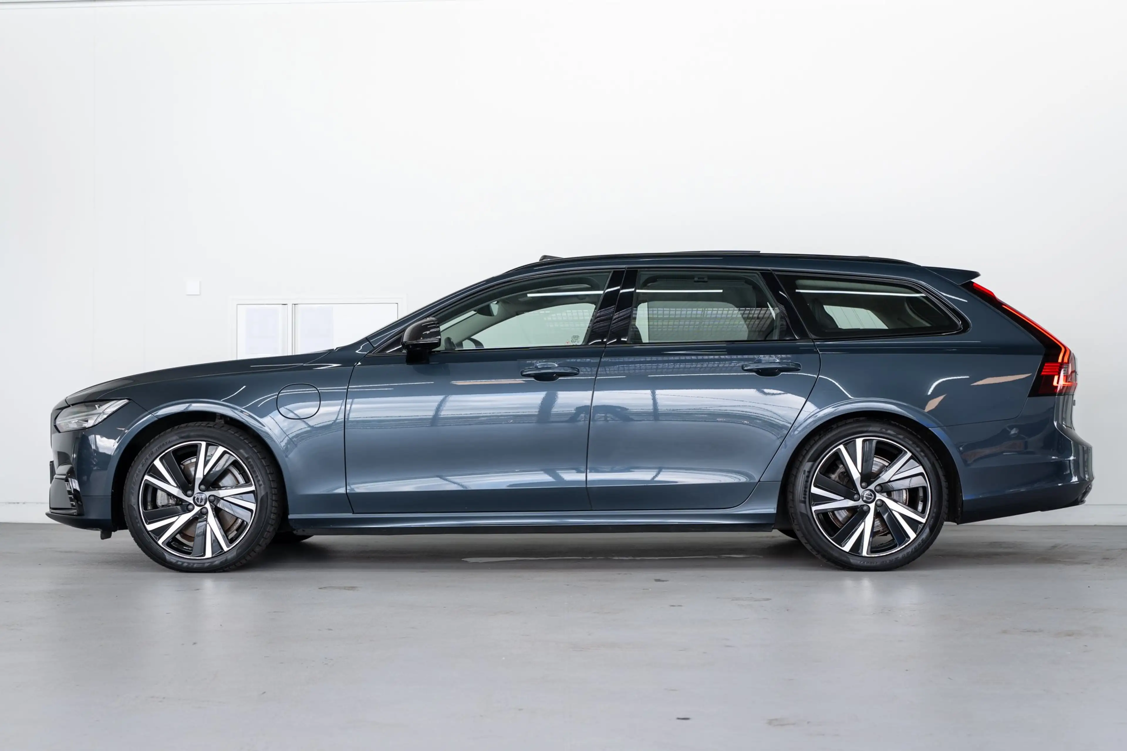 Volvo V90 T6 350PK AWD Plus Dark | 360° | Panoramadak | 19" — photo 2