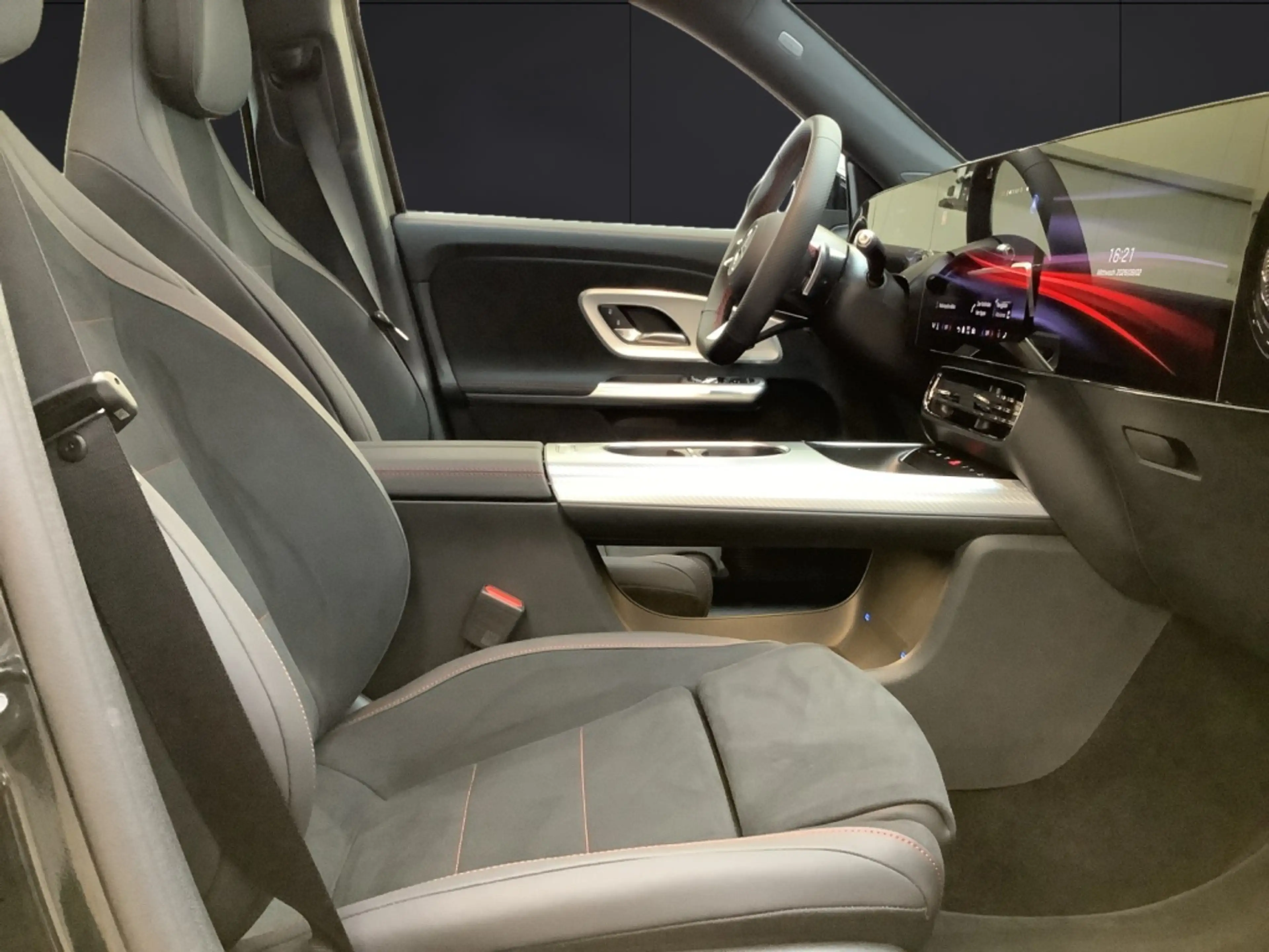 Mercedes-Benz GLB 200 +AMGLINE+NIGHT+19"+LED+SUPERSCREEN+AHK+ — photo 6