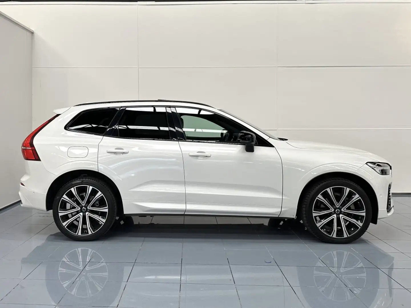 Volvo XC60 B4 Plus Dark FWD Aut. Bianco - 2