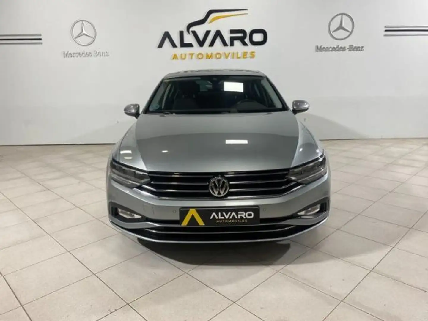 Volkswagen Passat 2.0TDI EVO Executive 110kW Grijs - 2