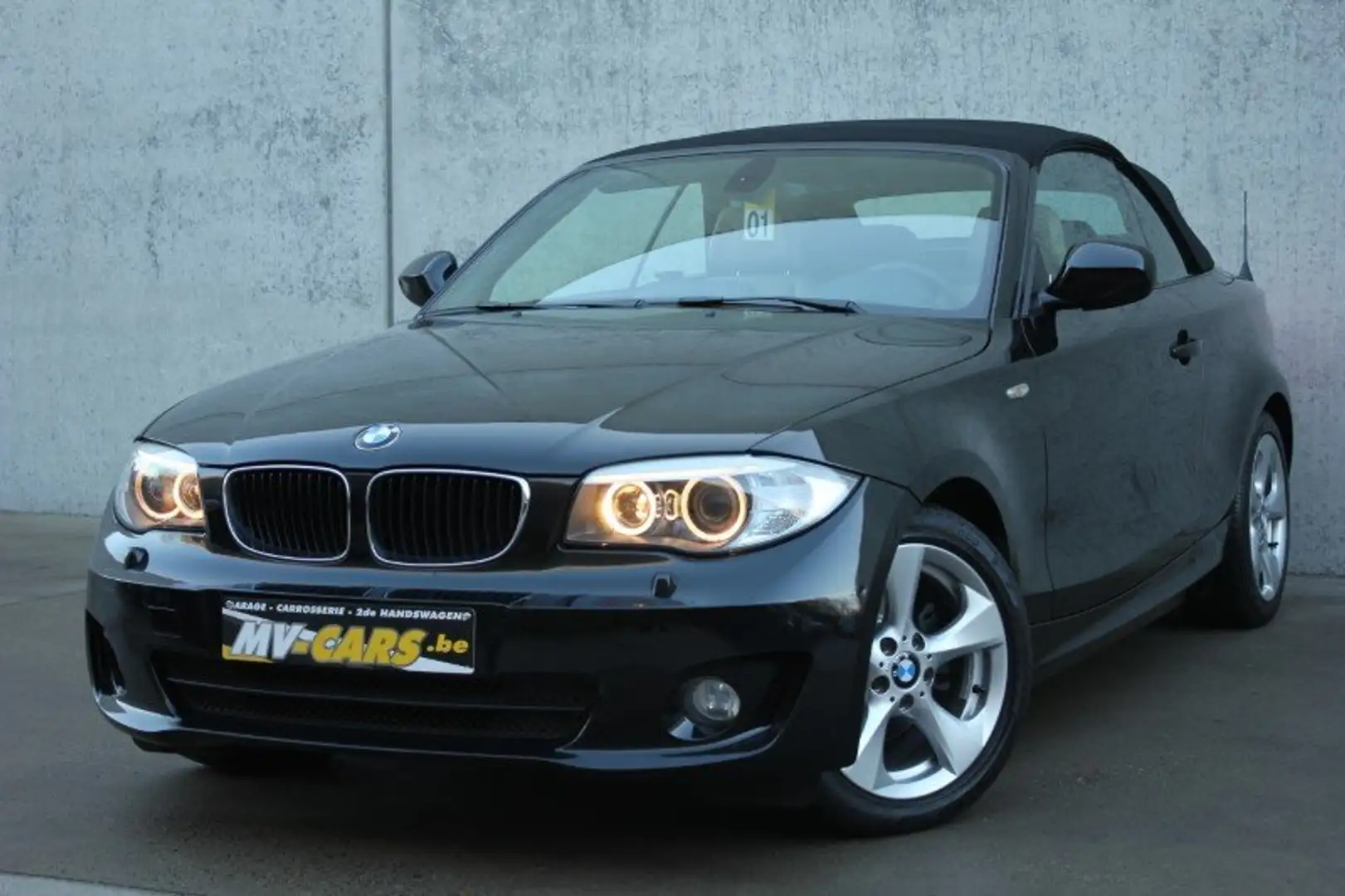 BMW 118 118i Cabrio/Xenon/Leder/navi/multistuur Zwart - 2