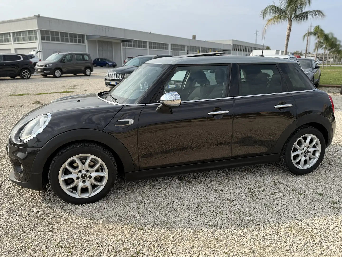 MINI Cooper D 1.5 Business 5p auto Euro 6 tetto garanzia 12 mesi Zwart - 2