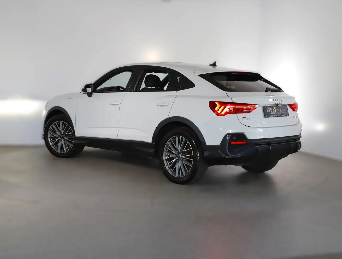 Audi Q3 e-tron 45 TFSI e Wit - 2