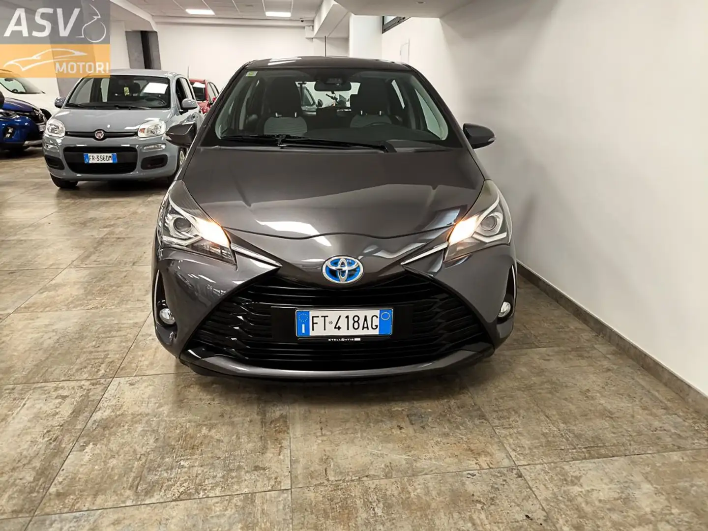 Toyota Yaris Yaris 5p 1.5h Business Gris - 2