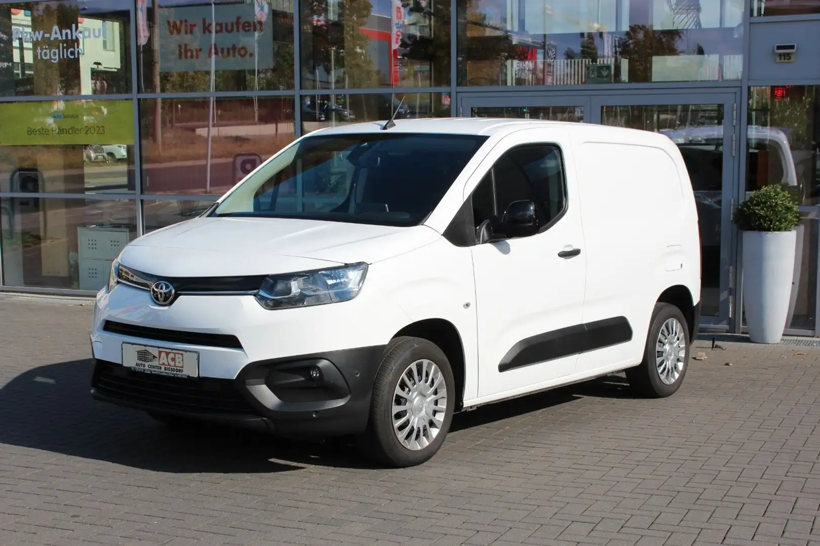 Toyota Proace L1 1.5-l D-4D S&S Meister Navigation Weiß - 2