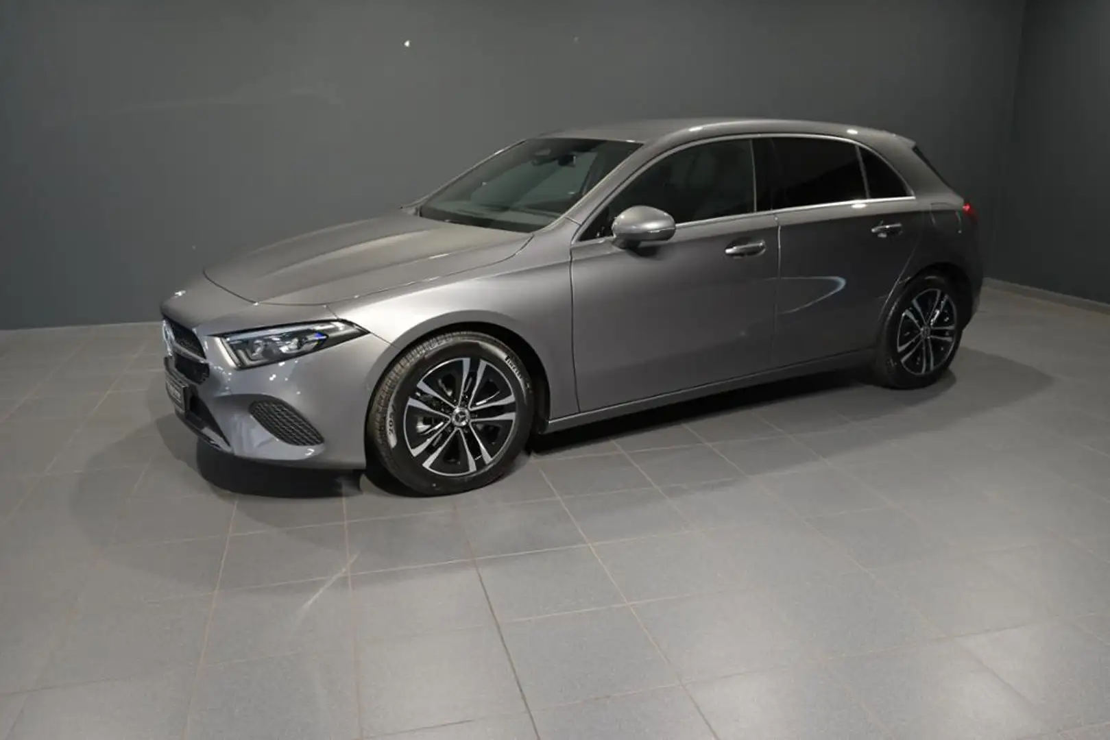 Mercedes-Benz A 180 PROGRESSIVE/LED/KAMERA/AHK/MBUX Grau - 1