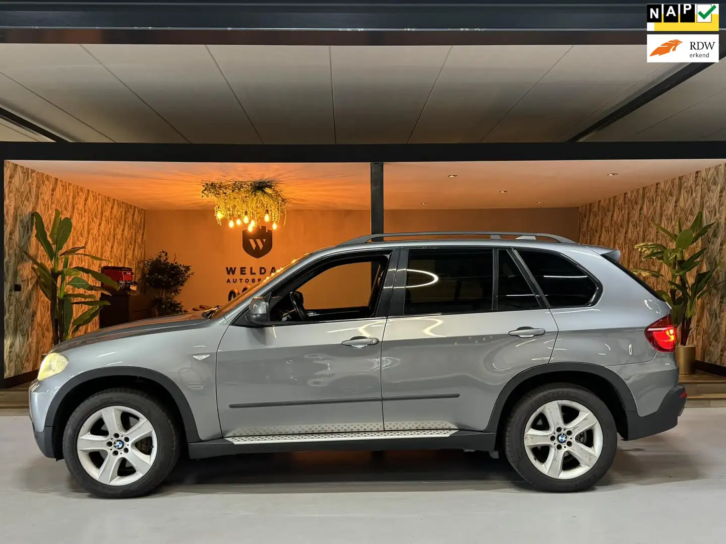 BMW X5 XDrive30d High Executive Pano Memory Xenon Trekhaa Grijs - 1