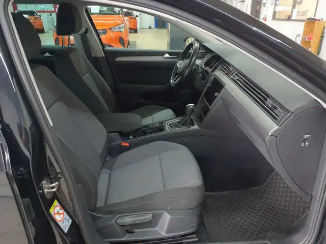 Volkswagen Passat view 8