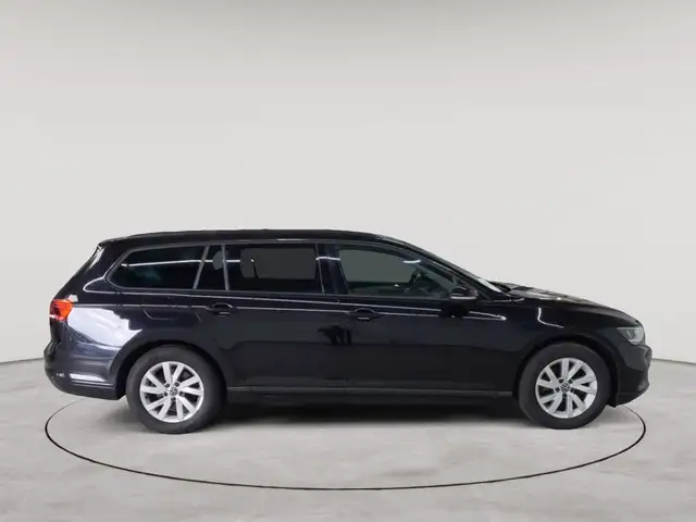 Volkswagen Passat view 3