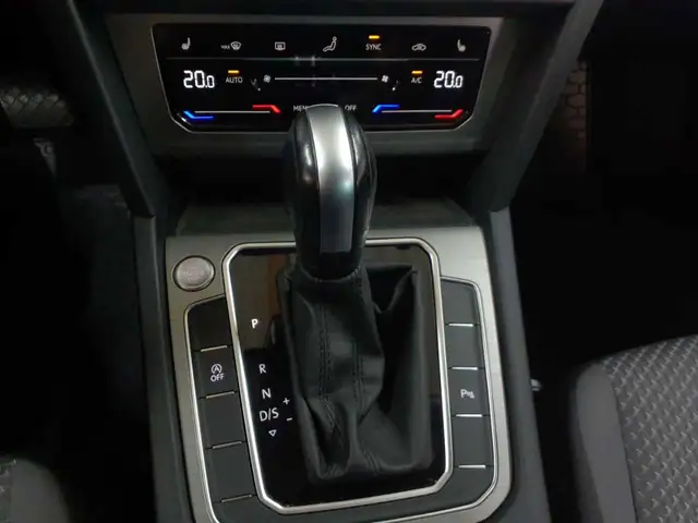Volkswagen Passat view 10