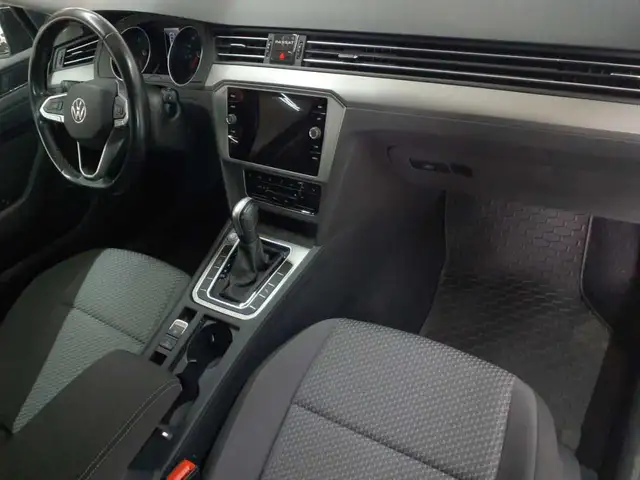 Volkswagen Passat view 9