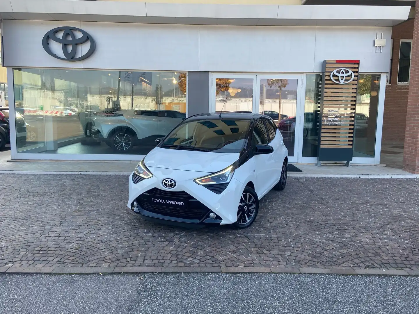 Toyota Aygo Aygo Connect 1.0 VVT-i 72 CV 5 porte x-play Blanc - 1