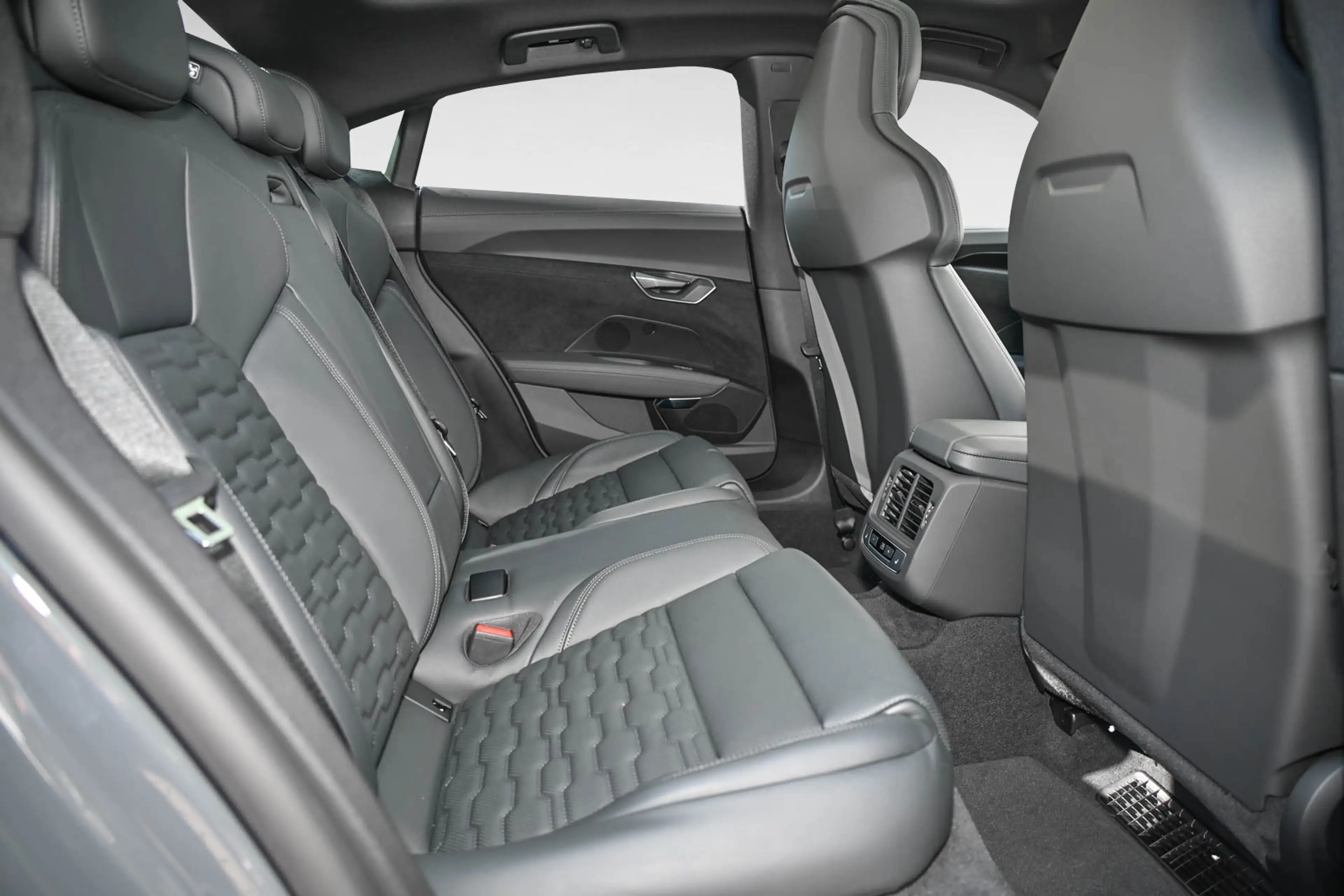 Audi e-tron GT RS quattro *BO*Matrix*Head-Up* — photo 10
