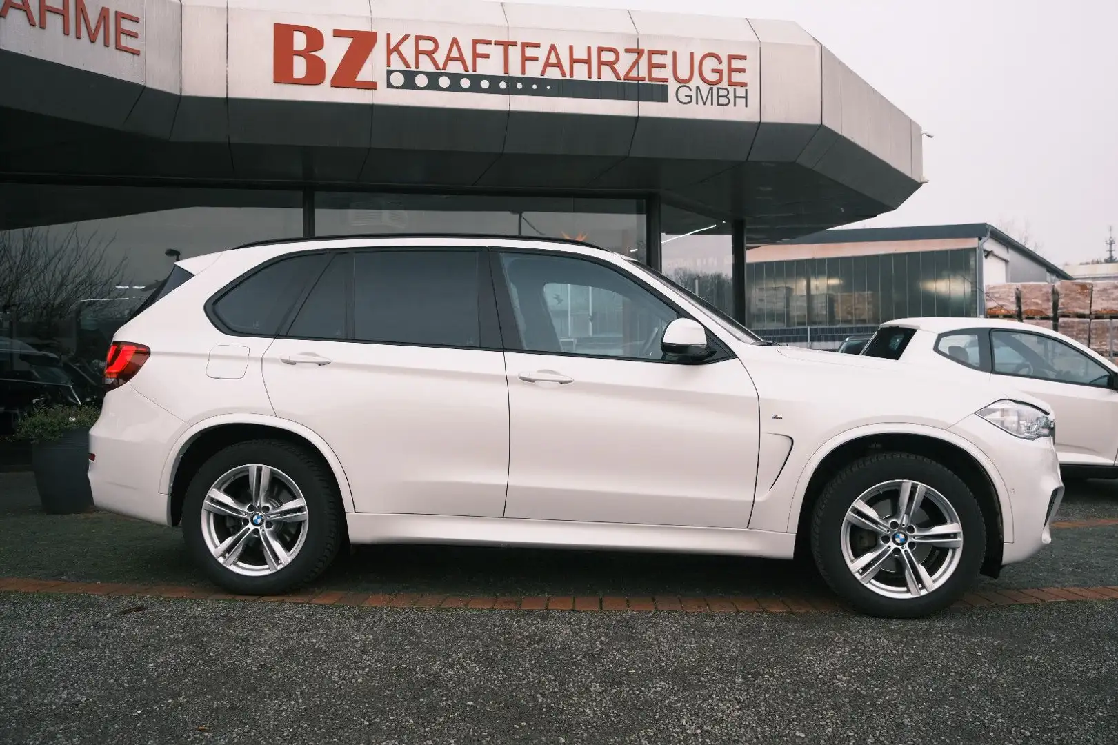 BMW X5 xDrive 30d M-Paket PANO AHK LEDER Voll!! Weiß - 2