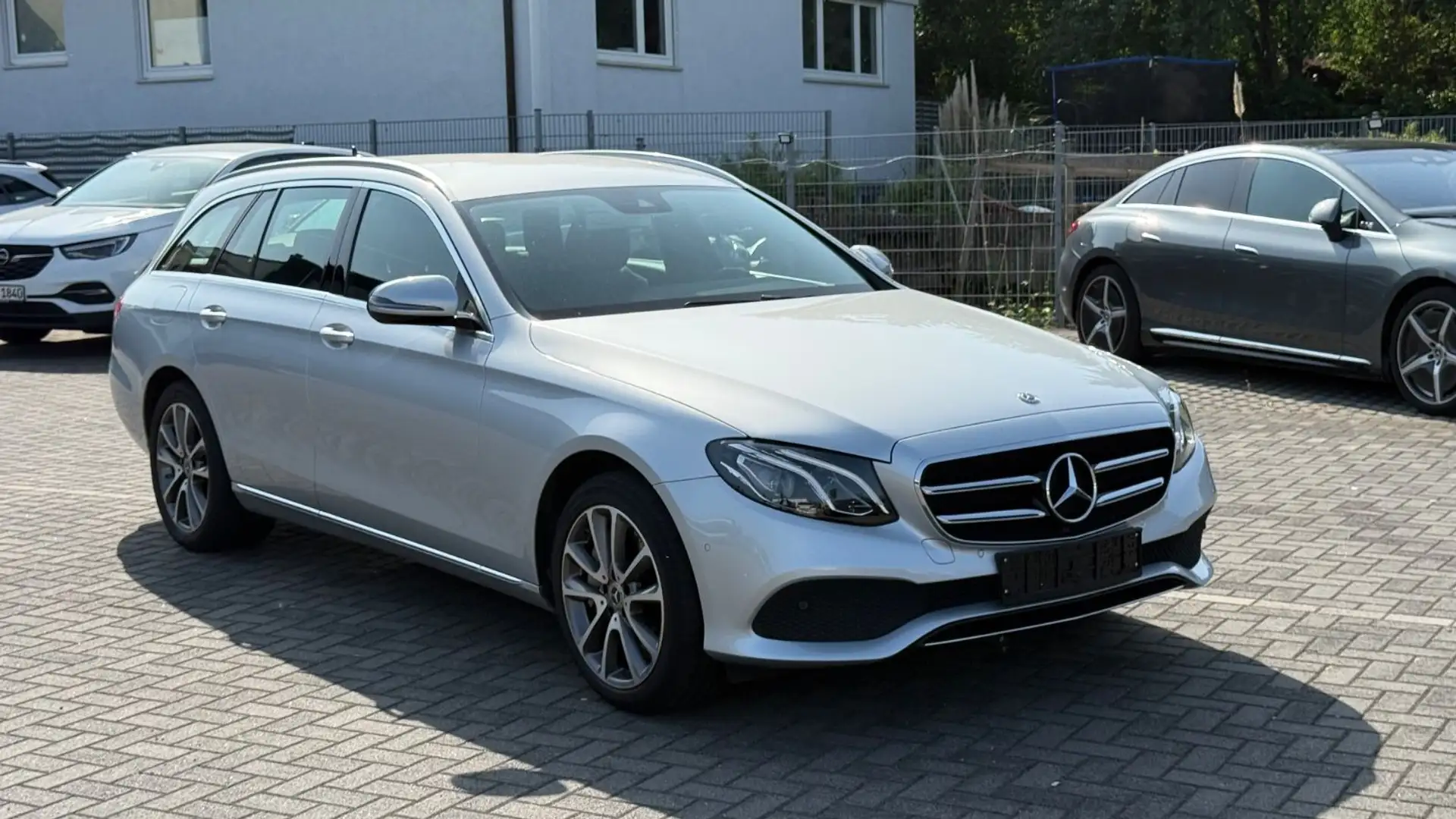Mercedes-Benz E 300 de T-Modell *AVANTGARDE*NAVI*LEDER*60TKM* Silber - 1