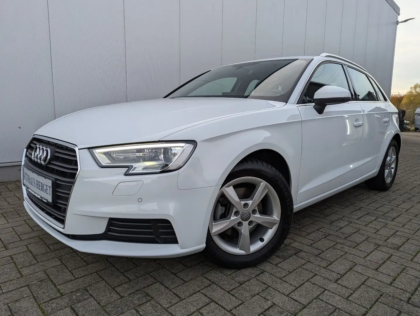 Audi A3 Sportback 1.5 TFSI S-Tronic Weiß - 1