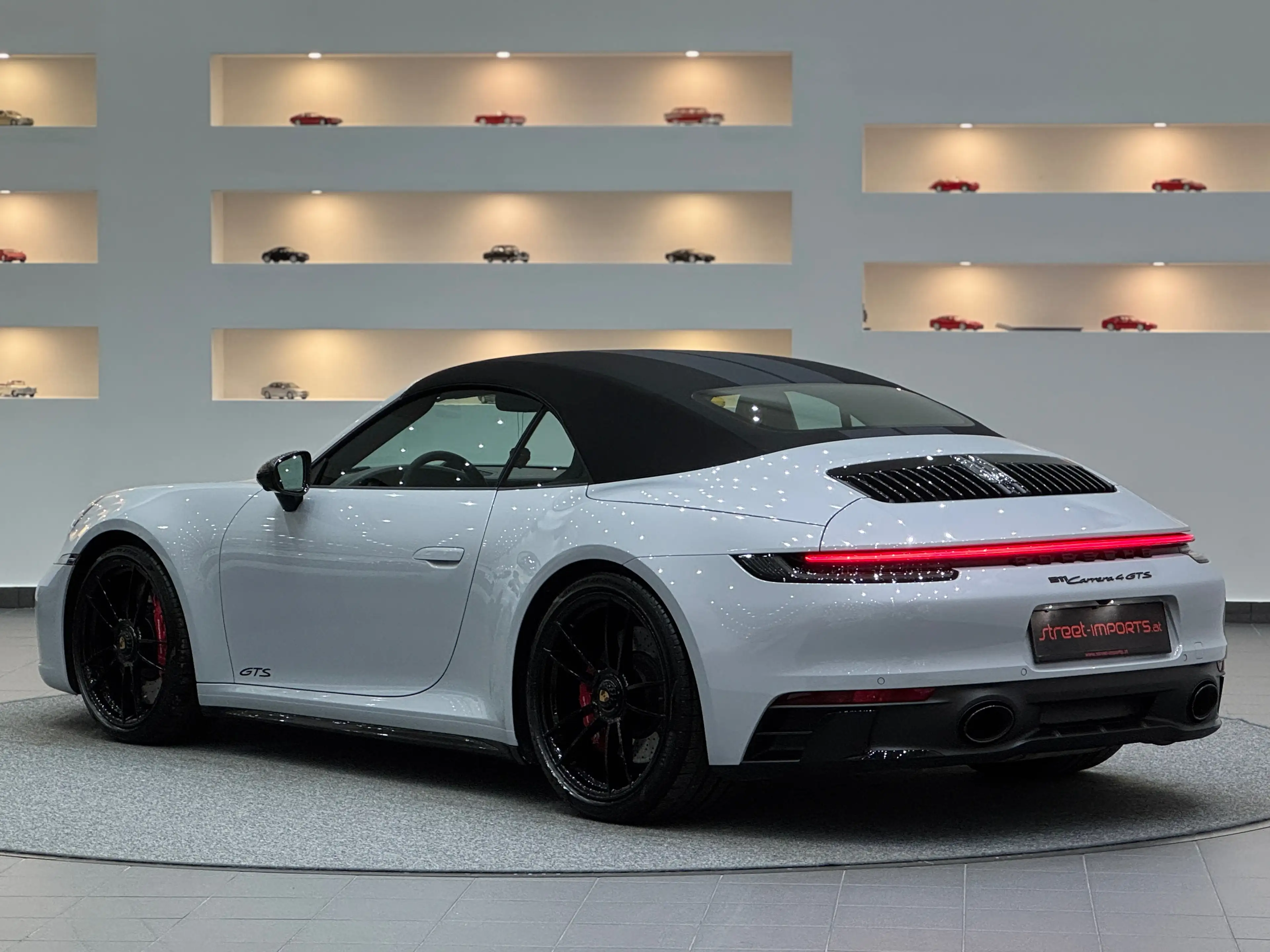 Porsche 992 Carrera 4 GTS*PorscheApproved*Matrix*RaceTex*Carbon* — photo 3
