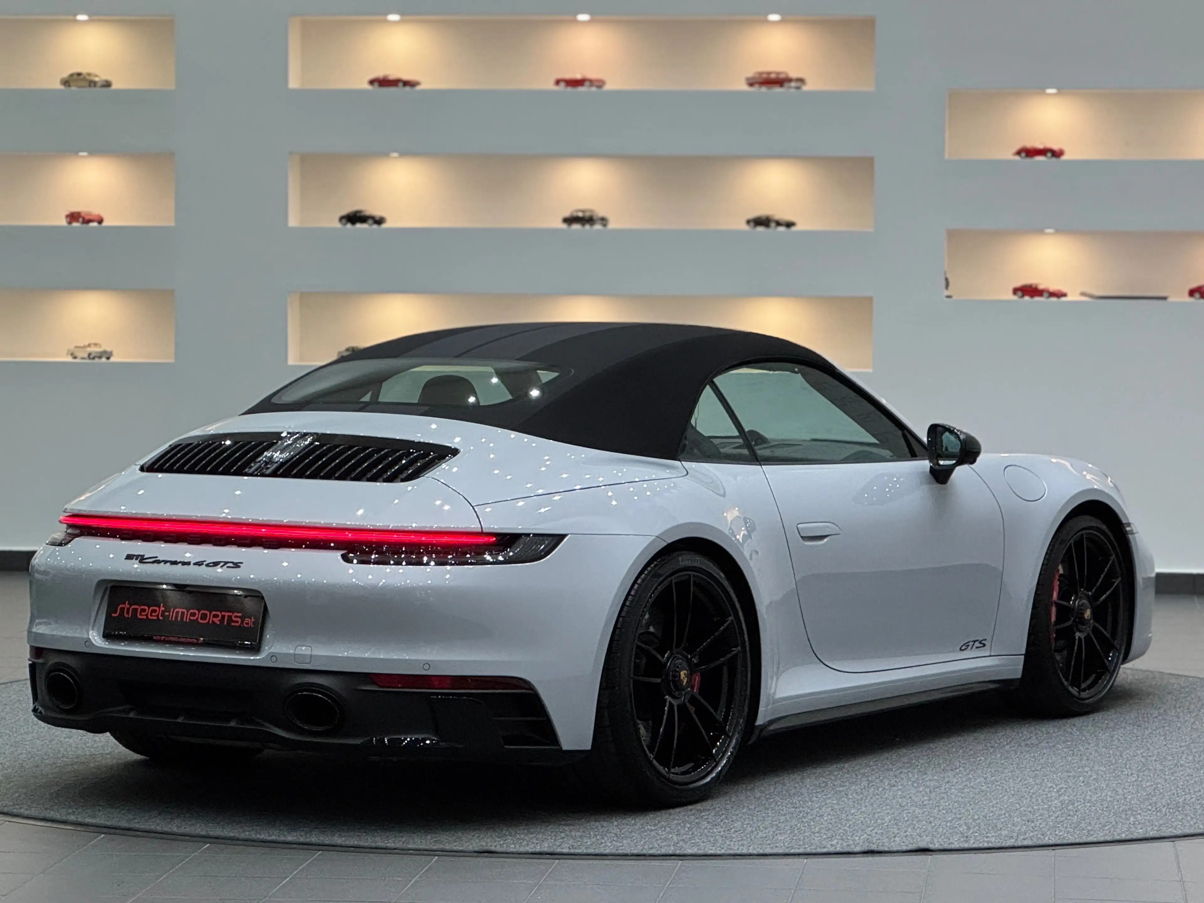 Porsche 992 Carrera 4 GTS*PorscheApproved*Matrix*RaceTex*Carbon* — photo 4